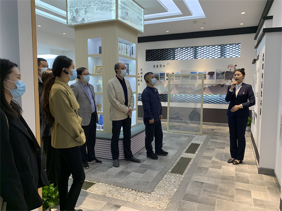 cb319d90e217ca12ad0c2fbcdbdcb92c.jpg 参观杭绍台高速崇仁服务区“清廉驿站”.jpg